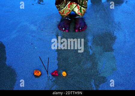 Indische hinduistische Anhänger nehmen an den Ritualen des Chhath Puja Festivals am Juhu Strand in Mumbai, Indien Teil. Stockfoto