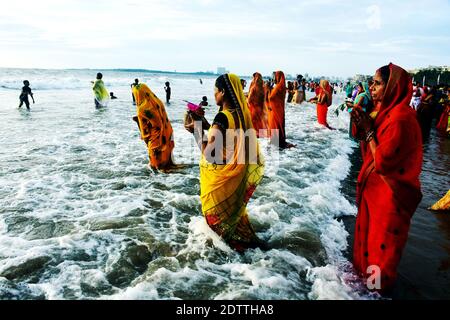 Indische hinduistische Anhänger bieten Gebete an die Sonne anlässlich des Chhath Puja Festivals am Juhu Strand in Mumbai, Indien an. Stockfoto