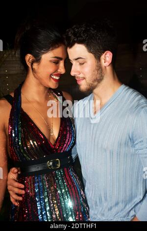 Die indische Schauspielerin Priyanka Chopra (links), mit ihrem Mann US-Musiker Nick Jonas (rechts), hat bei so bei Bumbles Indien-Launch-Party für ein Bild posiert Stockfoto