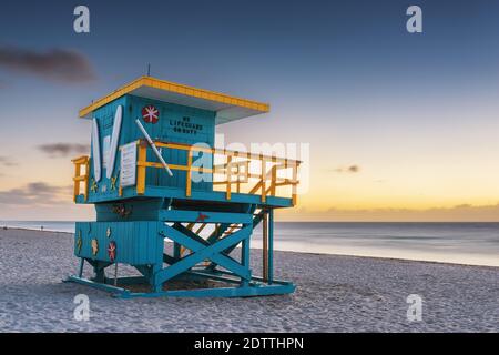 Miami Beach, Florida, USA Rettungsschwimmer Turm am Morgen. Stockfoto