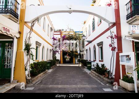 Weiße Straßen im berühmten Dorf Puerto de Mogan auf den Kanarischen Inseln, Spanien Stockfoto