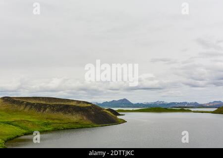 Die Küste rund um den Teich Stachholstjorn mit Pseudokrater - Naturdenkmal in der Nähe des Myvatn-Sees in Nordisland im Sommer Stockfoto