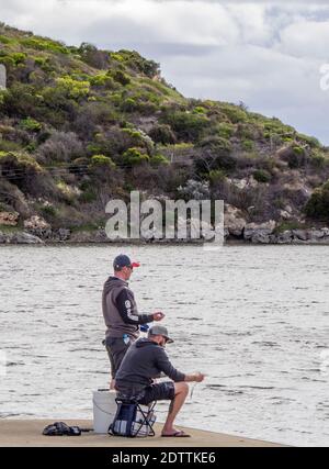 Zwei Männer fischen in der Mündung des Moore River Guilderton Westaustralien Stockfoto