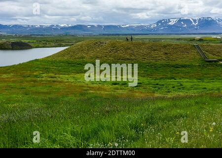 Nicht erkennbare Menschen an der Küste rund um den Teich Stachholstjorn mit Pseudo Craters - Naturdenkmal in der Nähe von Lake Myvatn im Norden Island in su Stockfoto