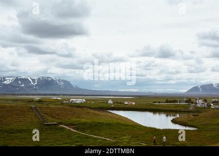 Nicht erkennbare Menschen an der Küste rund um den Teich Stachholstjorn mit Pseudo Craters - Naturdenkmal in der Nähe von Lake Myvatn im Norden Island in su Stockfoto