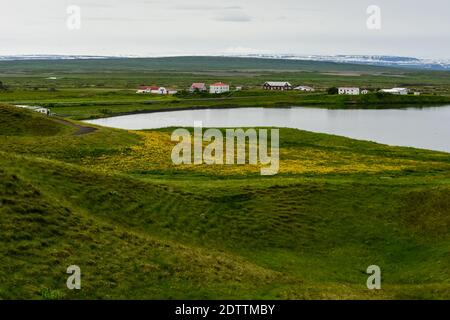 Die Küste rund um den Teich Stachholstjorn mit Pseudokrater - Naturdenkmal in der Nähe des Myvatn-Sees in Nordisland im Sommer Stockfoto