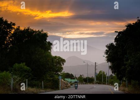 Schönes Abendfoto von Cam Ranh Felder bei Sonnenuntergang mit Bergen im Hintergrund, Vietnam. Provinz Khanh Hoa. Stockfoto