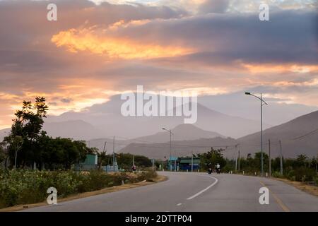 Schönes Abendfoto von Cam Ranh Felder bei Sonnenuntergang mit Bergen im Hintergrund, Vietnam. Provinz Khanh Hoa. Stockfoto