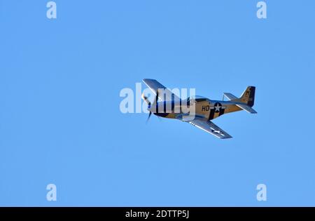 Nordamerikanische P-51D Mustang Flugzeuge 'miss Helen' fliegen mit blauem Himmel Hintergrund. Stockfoto