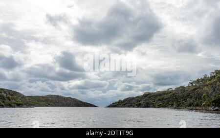 Mündung des Moore River an einem bewölkten Tag Guilderton Western Australia. Stockfoto