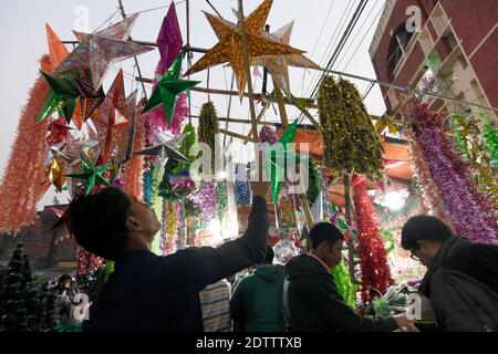 Kalkutta, Indien. Dezember 2020. Ladenbesitzer Anordnung Weihnachten dekorativen Stern während Weihnachtsmarketing in Kalkutta. (Foto von Suraranjan Nandi/Pacific Press) Quelle: Pacific Press Media Production Corp./Alamy Live News Stockfoto