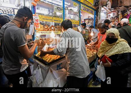 Kalkutta, Indien. Dezember 2020. Kunden kaufen Kuchen während der Weihnachtseinkäufe in New Market bei Kalkutta. (Foto von Suraranjan Nandi/Pacific Press) Quelle: Pacific Press Media Production Corp./Alamy Live News Stockfoto