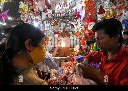 Kalkutta, Indien. Dezember 2020. Kunden kaufen Kuchen während der Weihnachtseinkäufe in New Market bei Kalkutta. (Foto von Suraranjan Nandi/Pacific Press) Quelle: Pacific Press Media Production Corp./Alamy Live News Stockfoto