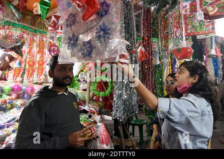 Kalkutta, Indien. Dezember 2020. Kunden, die Weihnachtsdekoration Artikel während der Weihnachtseinkäufe in New Market bei Kalkutta auswählen. (Foto von Suraranjan Nandi/Pacific Press) Quelle: Pacific Press Media Production Corp./Alamy Live News Stockfoto