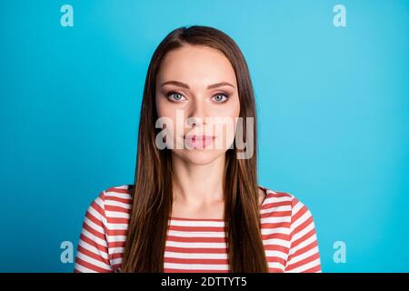 Nahaufnahme Foto von schönen Mädchen schauen in der Kamera konzentriert Tragen Sie legeren Stil Pullover isoliert auf blauem Hintergrund Stockfoto