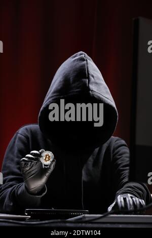 Internationaler Hacker versucht, Ihre Kryptowährung zu Stahl. Blockchain-Sicherheit. Dieb mit Laptop hackt Regierungscomputer. Phishing-Angriffe. Stockfoto