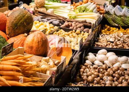 Lyon (Frankreich), 22. Dezember 2020. Das Halles de Lyon Paul Bocuse ist ein wichtiges Zentrum der Gastronomie von Lyon und ist während der Weihnachtszeit in vollem Gange. Stockfoto