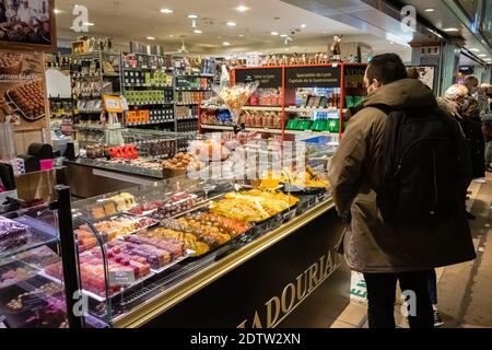 Lyon (Frankreich), 22. Dezember 2020. Das Halles de Lyon Paul Bocuse ist ein wichtiges Zentrum der Gastronomie von Lyon und ist während der Weihnachtszeit in vollem Gange. Stockfoto