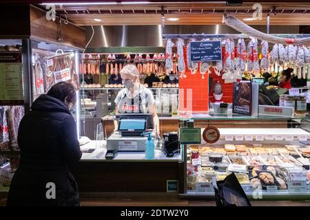 Lyon (Frankreich), 22. Dezember 2020. Das Halles de Lyon Paul Bocuse ist ein wichtiges Zentrum der Gastronomie von Lyon und ist während der Weihnachtszeit in vollem Gange. Stockfoto