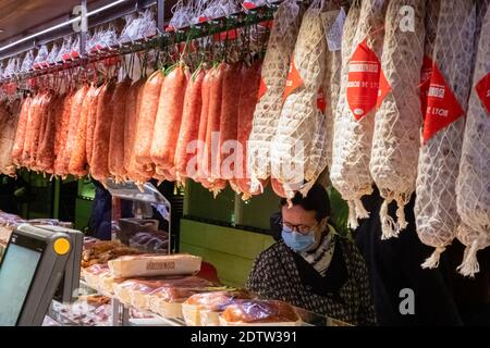 Lyon (Frankreich), 22. Dezember 2020. Das Halles de Lyon Paul Bocuse ist ein wichtiges Zentrum der Gastronomie von Lyon und ist während der Weihnachtszeit in vollem Gange. Stockfoto