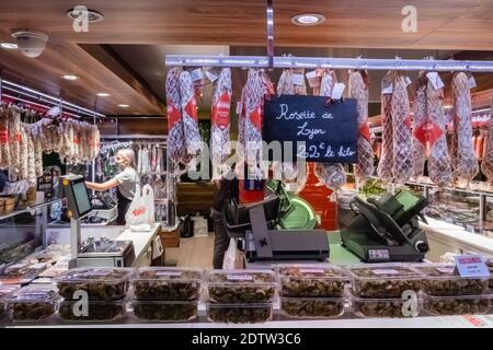 Lyon (Frankreich), 22. Dezember 2020. Das Halles de Lyon Paul Bocuse ist ein wichtiges Zentrum der Gastronomie von Lyon und ist während der Weihnachtszeit in vollem Gange. Stockfoto