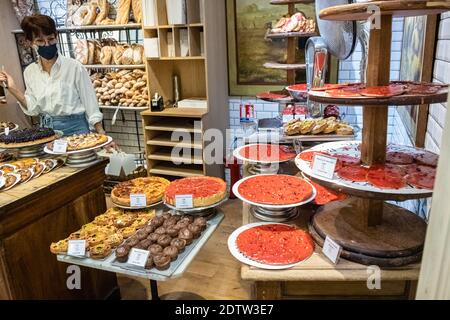 Lyon (Frankreich), 22. Dezember 2020. Das Halles de Lyon Paul Bocuse ist ein wichtiges Zentrum der Gastronomie von Lyon und ist während der Weihnachtszeit in vollem Gange. Stockfoto