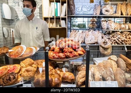 Lyon (Frankreich), 22. Dezember 2020. Das Halles de Lyon Paul Bocuse ist ein wichtiges Zentrum der Gastronomie von Lyon und ist während der Weihnachtszeit in vollem Gange. Stockfoto