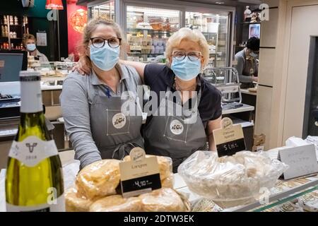 Lyon (Frankreich), 22. Dezember 2020. Das Halles de Lyon Paul Bocuse ist ein wichtiges Zentrum der Gastronomie von Lyon und ist während der Weihnachtszeit in vollem Gange. Stockfoto