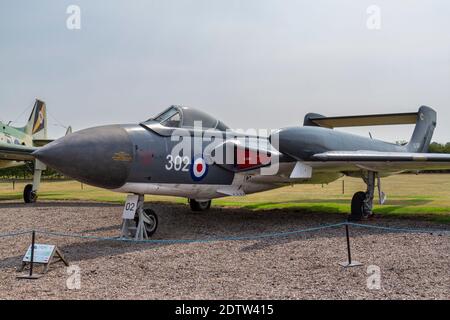 Ein De Havilland Sea Vixen FAW.2 (XJ560), ein britischer zweimotoriger, zweisitziger Luftverteidigungskämpfer mit zwei Triebwerken, Newark Air Museum. Stockfoto