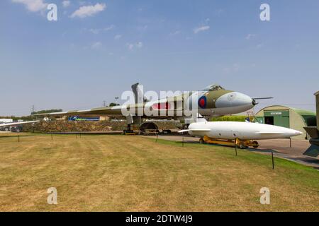 AVRO Vulcan B.2 (XM594) Bomber mit Blue Steel Air to Surface Rakete, Newark Air Museum, in der Nähe von Newark-on-Trent, Nottinghamshire, Großbritannien. Stockfoto