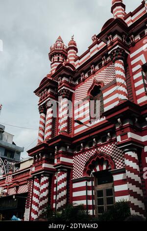Ein Blick auf die Jami-UL-Alfar Moschee in Colombo, Sri Lanka auf einem düsteren Himmelshintergrund Stockfoto
