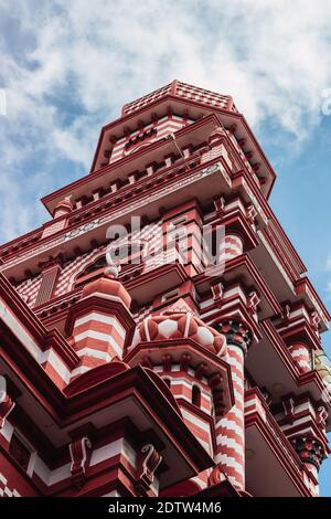 Blick auf die Jami-UL-Alfar Moschee in Colombo, Sri Lanka auf blauem Himmel Stockfoto