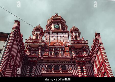 Eine Aufnahme der Jami-UL-Alfar Moschee in Colombo, Sri Lanka auf einem düsteren Himmelshintergrund Stockfoto