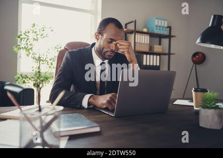Portrait frustriert afro amerikanischen Kragen Kerl sitzen Schreibtisch Arbeit Computer Cant Finish Karriere Innovation Entwicklung Startup-Präsentation verpassen Deadline fühlen Stockfoto