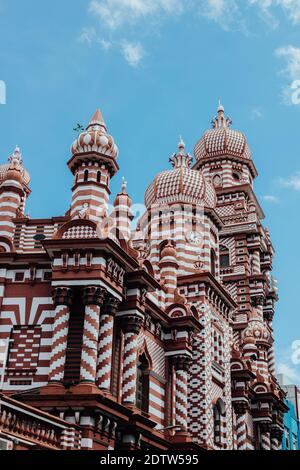 Blick auf die Jami-UL-Alfar Moschee in Colombo, Sri Lanka auf blauem Himmel Stockfoto