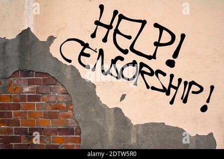 Handgeschriebene Graffiti Hilfe! Zensur! An die Wand gesprüht, anarchistische Ästhetik Stockfoto