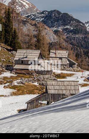 Berghütten im Winter Stockfoto