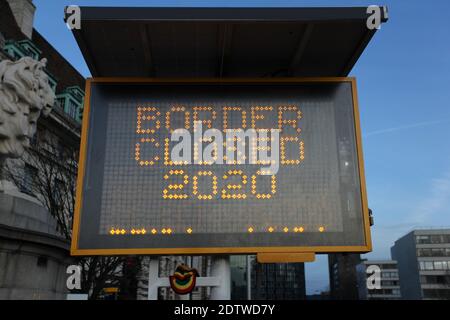 Grenze Geschlossen 2020 Traffic Information Board Message Sign Stockfoto