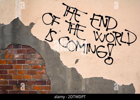 Das Ende der Welt kommt - handgeschriebene Graffiti an die Wand gesprüht, anarchistische Ästhetik. Warnung vor ökologischer Katastrophe, Explosion von Nucle Stockfoto