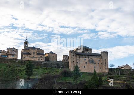 Horizontale Ansicht des Schlosses, der Kirche und einiger Häuser von Puebla de Sanabria im Winter mit Weihnachtsdekoration an einem Winterabend Stockfoto