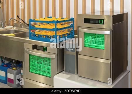 Zwei Geschirrspüler-Maschinen mit Glasablage in der Restaurantküche Stockfoto