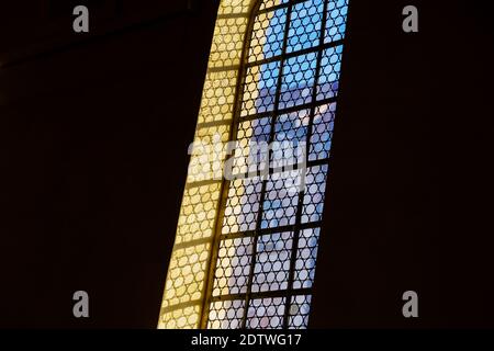 Fenster und eine Lampe in der deutschen katholischen Kirche, schwarzer Hintergrund Stockfoto