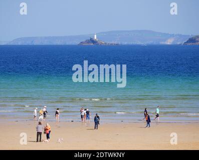 Godrevy Island vom Porthminster Beach, St. Ives, Cornwall aus gesehen. Stockfoto