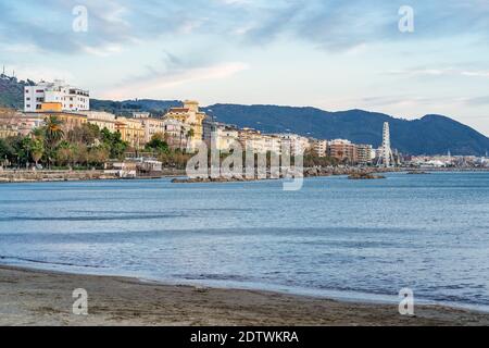 Die Salerno Küste in der Abenddämmerung, Meereslandschaft von Salerno, Kampanien, Italien. Stockfoto