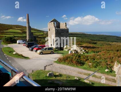 Die Ruinen der Carn Galver Mine, West Cornwall, vom offenen 'Bus gesehen. Stockfoto