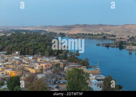 Ägypten, Oberägypten, Assuan, Blick über die Insel Elephantine auf den Nil und den Botanischen Garten auf Kitchener Island Stockfoto