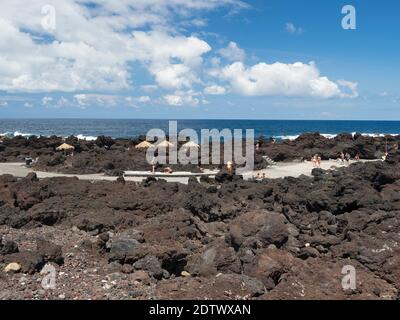 Küste mit Lavastrom und Strand in der Nähe von Biscoitos. Insel Ilhas Terceira, Teil der Azoren (Ilhas dos Acores) im atlantischen Ozean, eine autonome Region Stockfoto