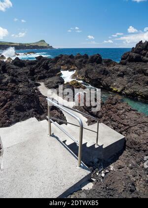 Küste mit Lavastrom und Strand in der Nähe von Biscoitos. Insel Ilhas Terceira, Teil der Azoren (Ilhas dos Acores) im atlantischen Ozean, eine autonome Region Stockfoto