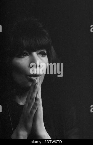 Juliette GRECO, FRA, Gesang, Konzert, Autorin, Sängerin, Schauspielerin, Musikerin, Diva, chansonniere, Portrait, Porträt, getrimmtes Einzelbild, Einzelmotiv, Hamburg 11/29/1963 Â Verwendung weltweit Stockfoto