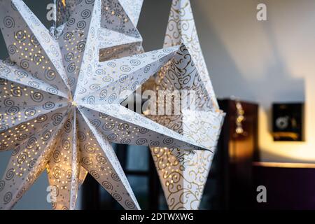 Beleuchtete Papiersterne dienen als weihnachtsdekoration in einem modernen Zuhause Stockfoto